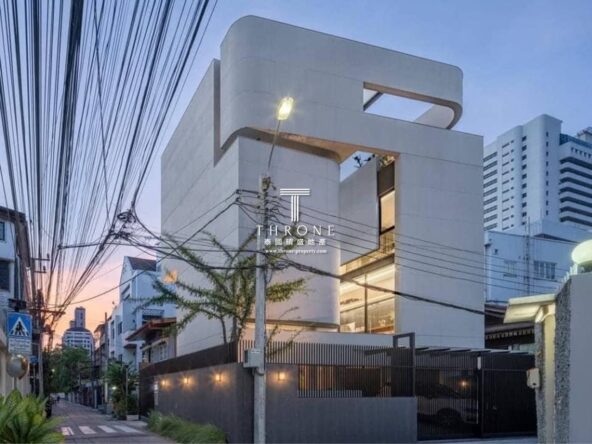 Throne Property House in Sathorn 1